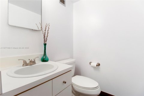Condo in Miami Beach, Florida, 1 bedroom  № 1923382 - photo 14