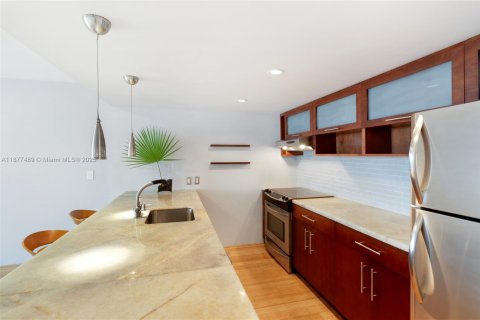 Condo in Miami Beach, Florida, 1 bedroom  № 1923382 - photo 10
