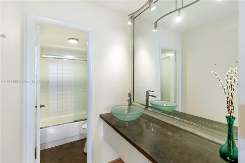 Condo in Miami Beach, Florida, 1 bedroom  № 1923382 - photo 13
