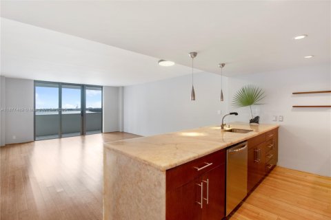 Condo in Miami Beach, Florida, 1 bedroom  № 1923382 - photo 1