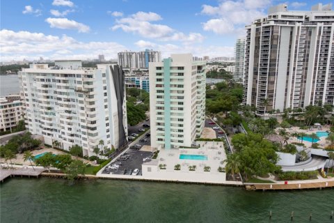 Condo in Miami Beach, Florida, 1 bedroom  № 1923382 - photo 18