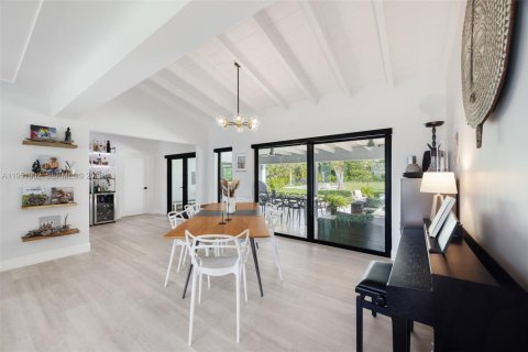 House in Pinecrest, Florida 4 bedrooms, 165.92 sq.m. № 2248283 - photo 10