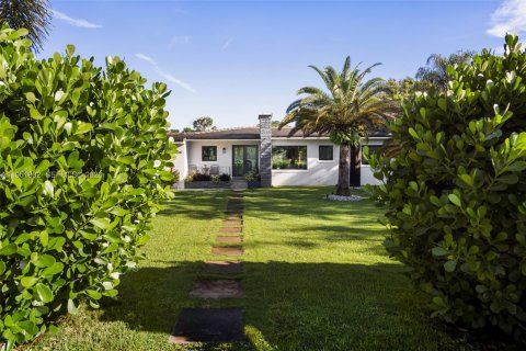 House in Pinecrest, Florida 4 bedrooms, 165.92 sq.m. № 2248283 - photo 3
