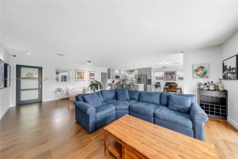 Casa en venta en Miami, Florida, 3 dormitorios, 171.78 m2 № 1897791 - foto 13