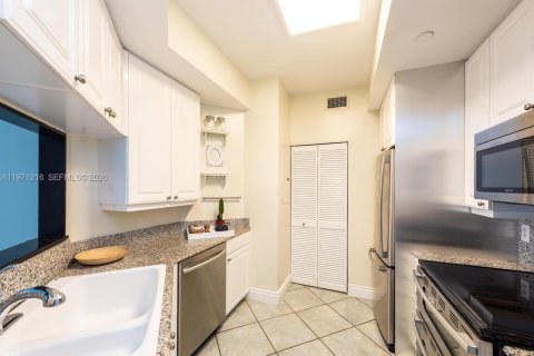 Купить кондоминиум в Майами, Флорида 1 спальня, 72.46м2, № 2032098 - фото 7