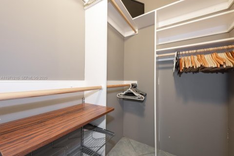 Купить кондоминиум в Майами, Флорида 1 спальня, 72.46м2, № 2032098 - фото 16