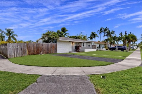 Casa en venta en Miami, Florida, 3 dormitorios, 98.29 m2 № 2058517 - foto 2