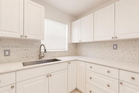 Casa en venta en Miami, Florida, 3 dormitorios, 98.29 m2 № 2058517 - foto 28