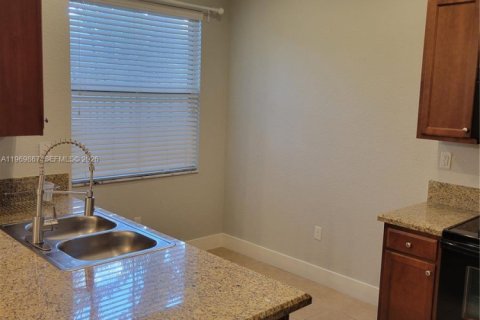 Townhouse in Tamarac, Florida 3 bedrooms, 142.7 sq.m. № 2030686 - photo 5