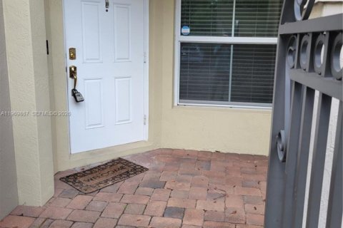Townhouse in Tamarac, Florida 3 bedrooms, 142.7 sq.m. № 2030686 - photo 2