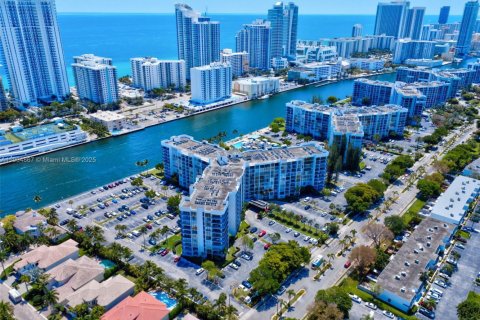 Купить кондоминиум в Халландейл-Бич, Флорида 1 спальня, 81.29м2, № 1956539 - фото 1