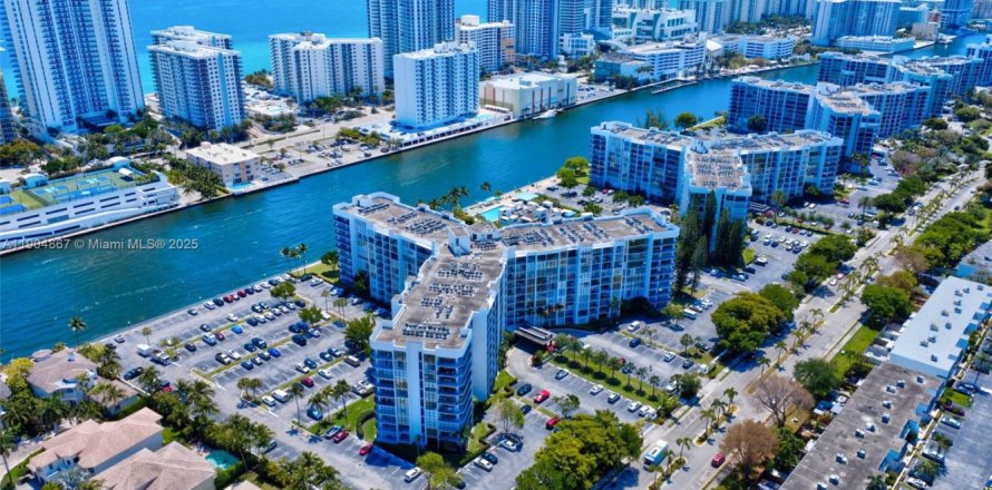 Кондоминиум с 1 спальней в Халландейл-Бич, Флорида № 1956539