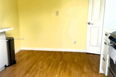 Снять в аренду квартиру в Майами-Гарденс, Флорида 1 спальня, 37.16м2, № 1991132 - фото 3