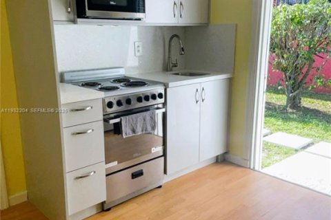 Снять в аренду квартиру в Майами-Гарденс, Флорида 1 спальня, 37.16м2, № 1991132 - фото 2