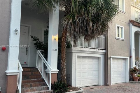 Adosado en venta en Hollywood, Florida, 3 dormitorios, 252.97 m2 № 1987905 - foto 1