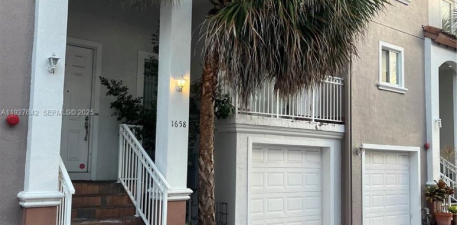 Adosado en Hollywood, Florida 3 dormitorios, 252.97 m2 № 1987905