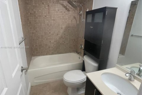 Adosado en venta en Hollywood, Florida, 3 dormitorios, 252.97 m2 № 1987905 - foto 24