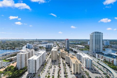 Condominio en venta en Hallandale Beach, Florida, 2 dormitorios, 135.45 m2 № 1890854 - foto 27