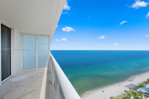 Condominio en venta en Hallandale Beach, Florida, 2 dormitorios, 135.45 m2 № 1890854 - foto 1