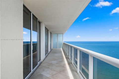 Condominio en venta en Hallandale Beach, Florida, 2 dormitorios, 135.45 m2 № 1890854 - foto 24