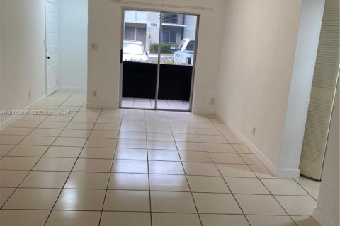 Condo in Pompano Beach, Florida, 2 bedrooms  № 2069357 - photo 11