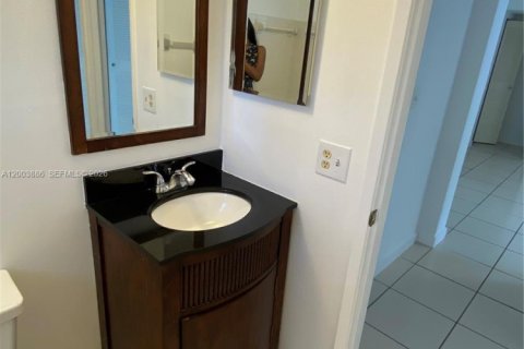 Condo in Pompano Beach, Florida, 2 bedrooms  № 2069357 - photo 8