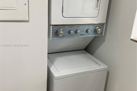 Condo in Pompano Beach, Florida, 2 bedrooms  № 2069357 - photo 12