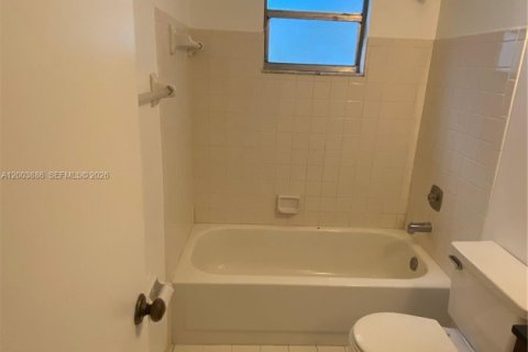 Condo in Pompano Beach, Florida, 2 bedrooms  № 2069357 - photo 7