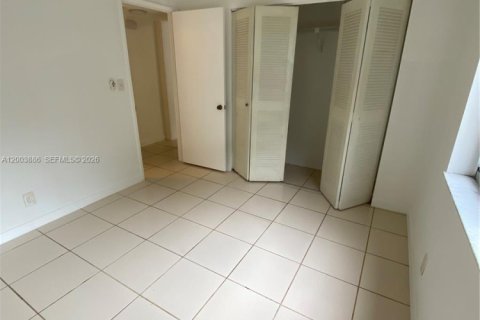 Condo in Pompano Beach, Florida, 2 bedrooms  № 2069357 - photo 10