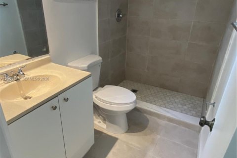 Condo in Pompano Beach, Florida, 2 bedrooms  № 2069357 - photo 5