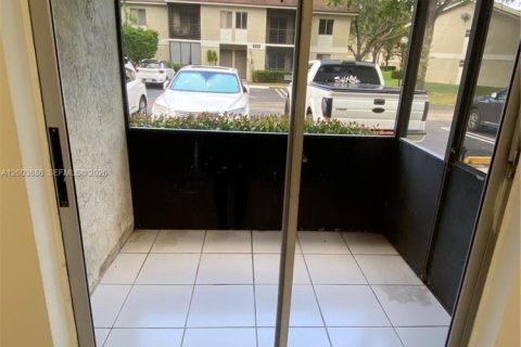 Condo in Pompano Beach, Florida, 2 bedrooms  № 2069357 - photo 15