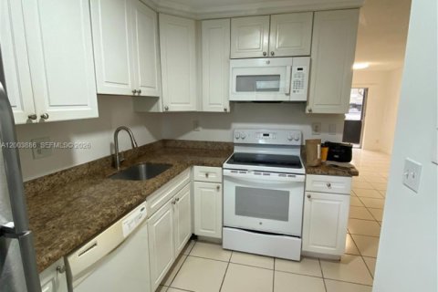 Condo in Pompano Beach, Florida, 2 bedrooms  № 2069357 - photo 14