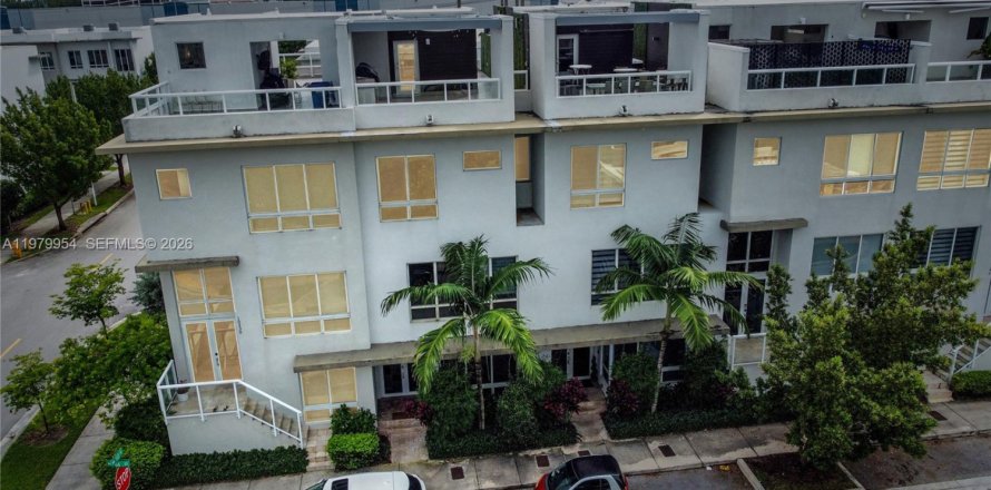 Touwnhouse à LANDMARK à Doral, Floride 4 chambres, 246.66 m2 № 2046360