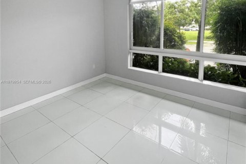 Touwnhouse à louer à Doral, Floride: 4 chambres, 246.66 m2 № 2046360 - photo 5