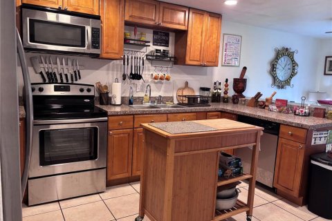 House in Tampa, Florida 3 bedrooms, 119.29 sq.m. № 1810957 - photo 8