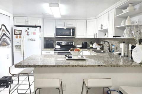 Townhouse in Miami, Florida 4 bedrooms, 149.57 sq.m. № 2065813 - photo 14