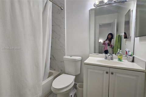 Townhouse in Miami, Florida 4 bedrooms, 149.57 sq.m. № 2065813 - photo 18