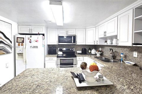 Townhouse in Miami, Florida 4 bedrooms, 149.57 sq.m. № 2065813 - photo 11