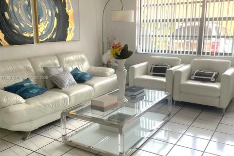 Townhouse in Miami, Florida 4 bedrooms, 149.57 sq.m. № 2065813 - photo 9