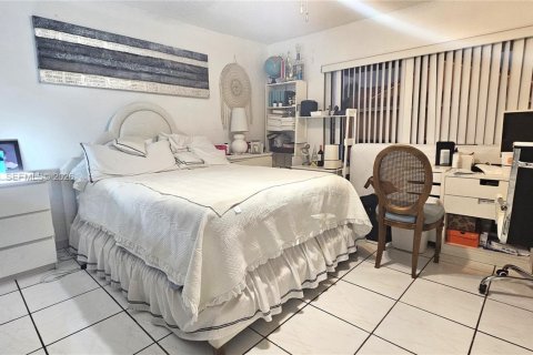 Townhouse in Miami, Florida 4 bedrooms, 149.57 sq.m. № 2065813 - photo 19