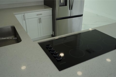 House in West Park, Florida 3 bedrooms, 108.14 sq.m. № 1945605 - photo 25