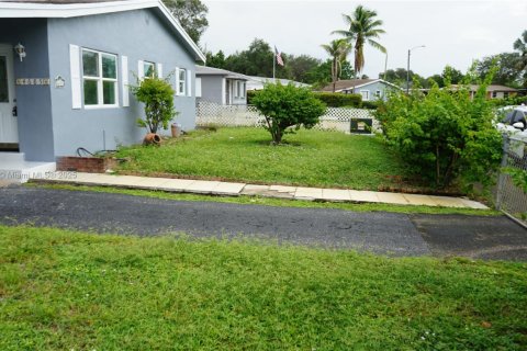 House in West Park, Florida 3 bedrooms, 108.14 sq.m. № 1945605 - photo 12
