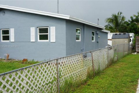 House in West Park, Florida 3 bedrooms, 108.14 sq.m. № 1945605 - photo 8