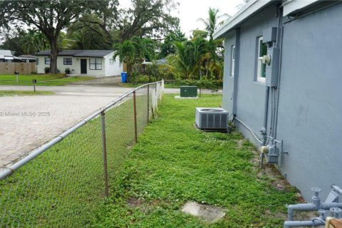 House in West Park, Florida 3 bedrooms, 108.14 sq.m. № 1945605 - photo 15