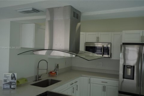 House in West Park, Florida 3 bedrooms, 108.14 sq.m. № 1945605 - photo 22