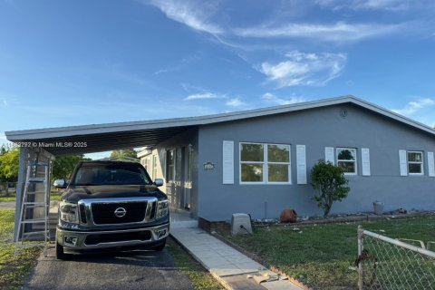 House in West Park, Florida 3 bedrooms, 108.14 sq.m. № 1945605 - photo 1