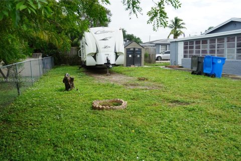 House in West Park, Florida 3 bedrooms, 108.14 sq.m. № 1945605 - photo 10