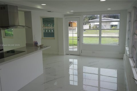 House in West Park, Florida 3 bedrooms, 108.14 sq.m. № 1945605 - photo 19