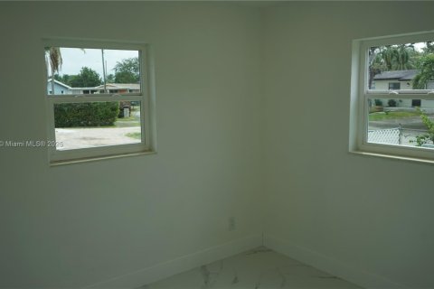 House in West Park, Florida 3 bedrooms, 108.14 sq.m. № 1945605 - photo 29