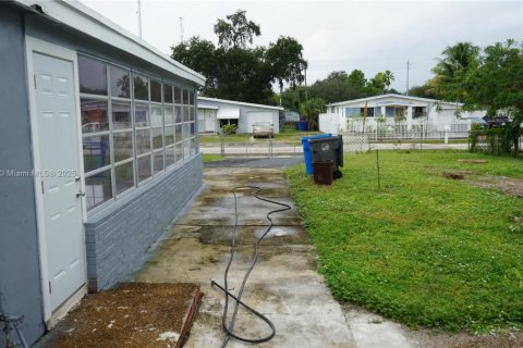 House in West Park, Florida 3 bedrooms, 108.14 sq.m. № 1945605 - photo 14